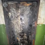 Жінка через ревнощі підпалювала двері своїх знайомих у Києві