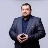 Сергей Кузьминых до сих пор с депутатским мандатом и продолжает подыгрывать большой фарме