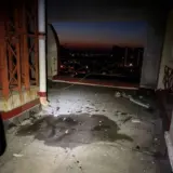 Обстріл Києва – уламки ворожих дронів впали на багатоповерхівку