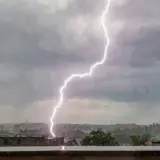 У багатоповерхівці в Ужгороді спалахнула пожежа після удару блискавки
