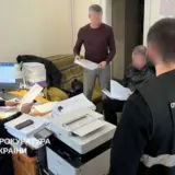 Чиновники на закупівлі телефонів для військових розікрали 5 мільйонів