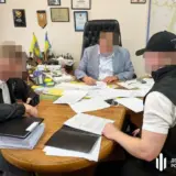 Київський чиновник перетворив на систему отримання хабарів від бізнеса та людей