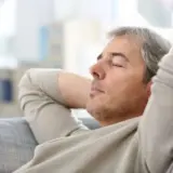 О смертельной опасности дневного сна для 55-летних предупредили ученые
